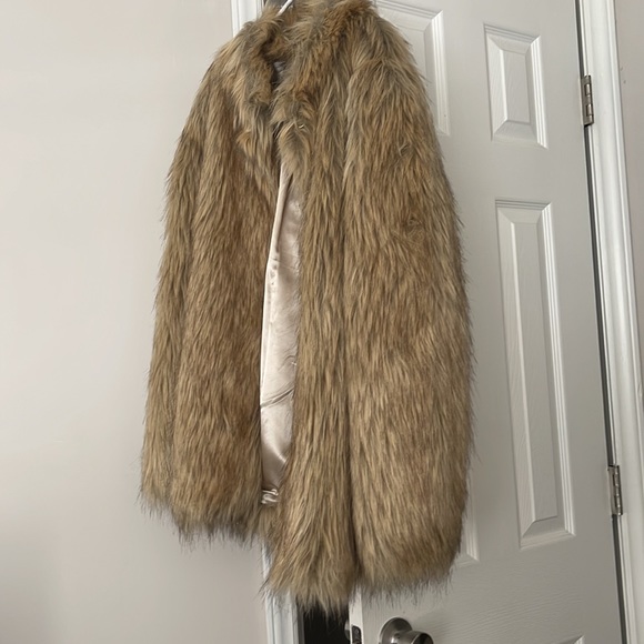 NWT Blonde Faux Fur Coat💕 - Picture 9 of 11
